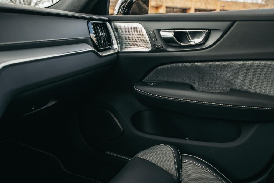 Детали интерьера Volvo S60 T6 R-Design 2018 года  (NA) (фото 30 из 40)